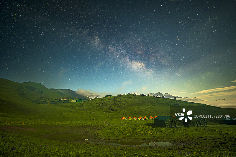 川西九顶山夏季的夜晚银河图片素材