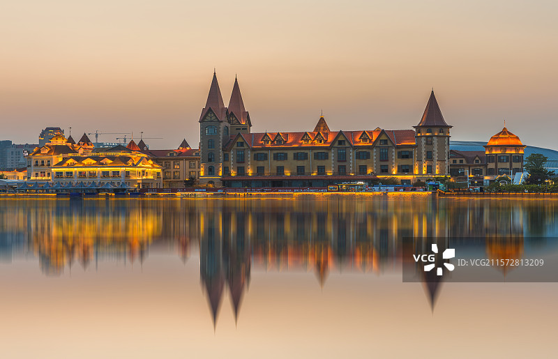 烟台海昌渔人码头夜景图片素材