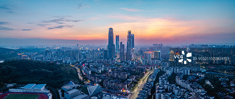 晚霞辉映下的南宁中国东盟商务区图片素材