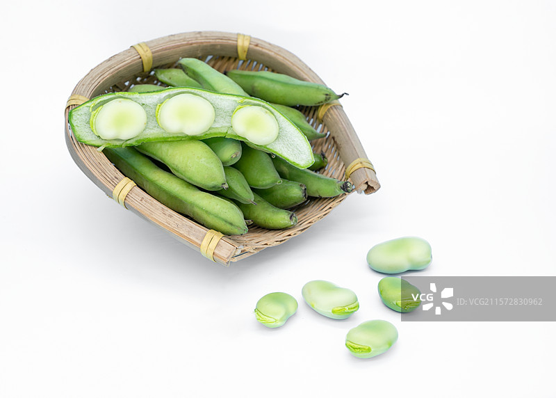 簸箕里的新鲜豆类胡豆蚕豆特写图片素材