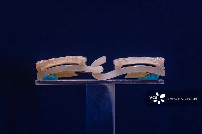 陕西省西安市博物馆福寿纹带钩元代1978年西安市未央区汉城街道办出土图片素材