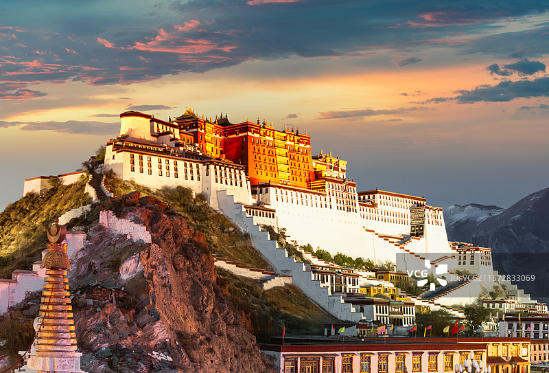 中国西藏拉萨布达拉宫夜景图片素材