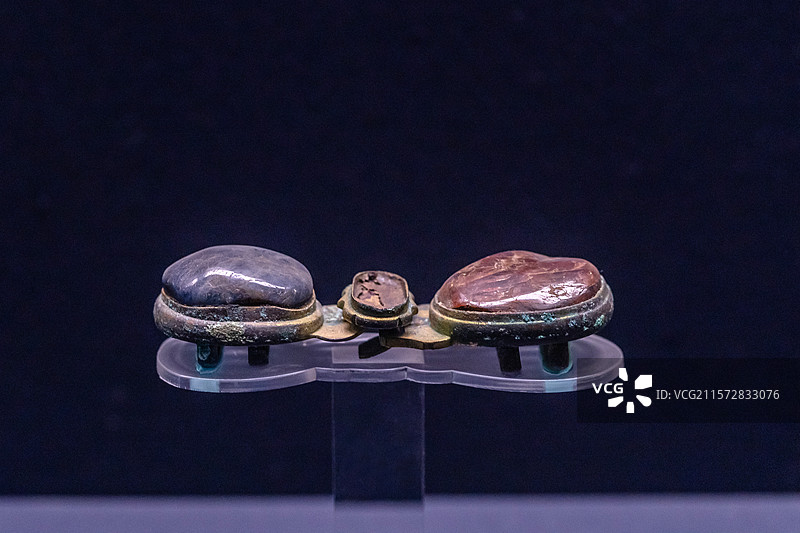 陕西省西安市博物馆嵌宝石带扣清代1967年西安市未央区马旗寨景阳冈村出土图片素材