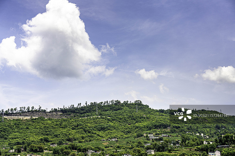 重庆涪陵沿乌江两岸的城市建筑、桥梁与自然山水，体现城市与自然的融合景观。图片素材
