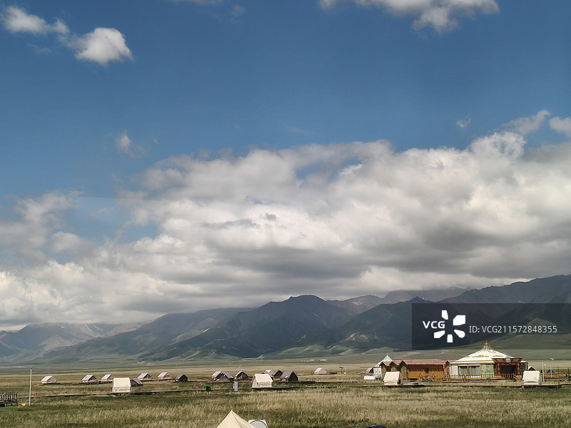新疆西部高原上的村庄图片素材