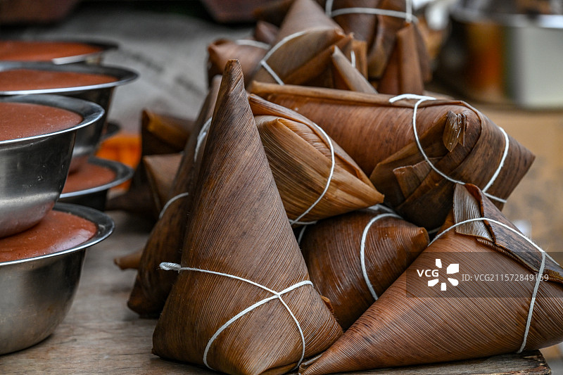 四川省绵阳市户外端午节美食粽子图片素材