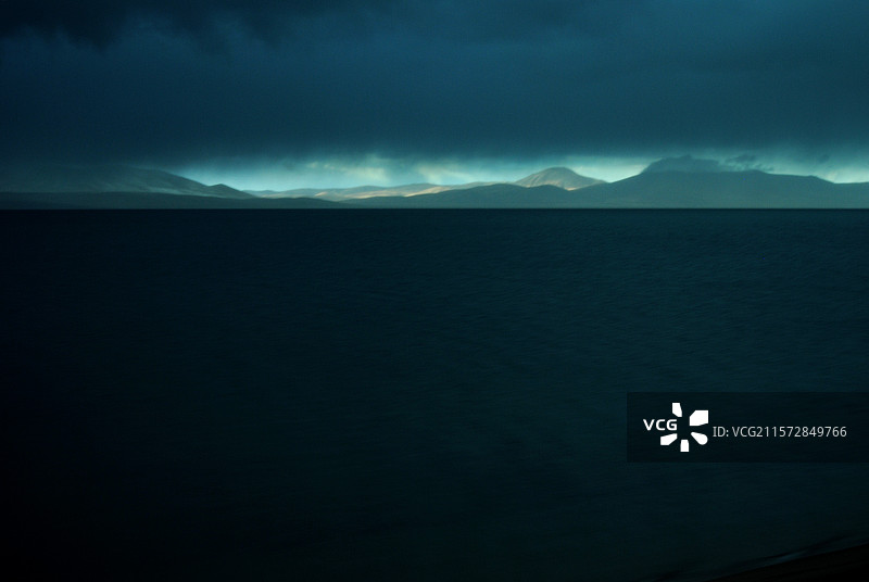 中国西藏傍晚山川河流风光图片素材