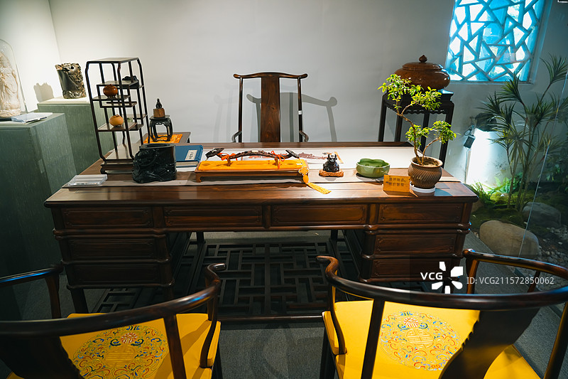 浙江省杭州市大运河紫檀博物馆陈列的紫檀木中式家具图片素材
