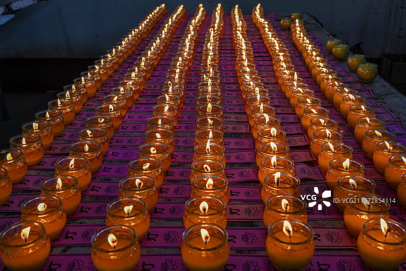 四川省绵阳市香烛，香棒，燃烧的香，中国文化，香味，香气，焚香，油灯图片素材