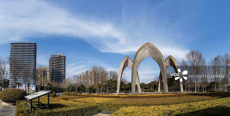 河南省郑州市上街区郑上路入口处的雕塑景观图片素材