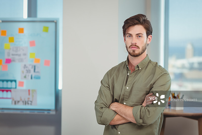 办公室的白板上展示着笔记和图表，桌子上放着笔，窗外可以看到海景。图片素材