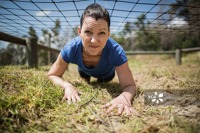低网障碍横跨草地和泥土的训练场地，天空晴朗图片素材