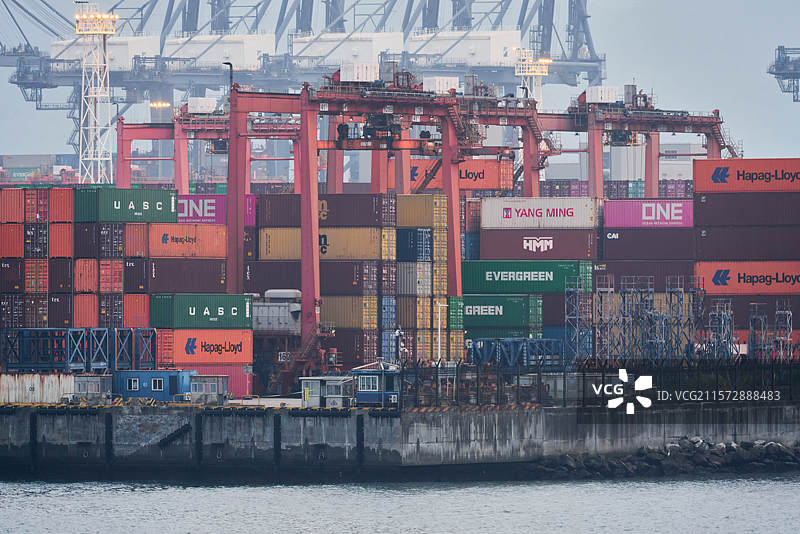 深圳盐田港码头集装箱货轮吊装作业图片素材