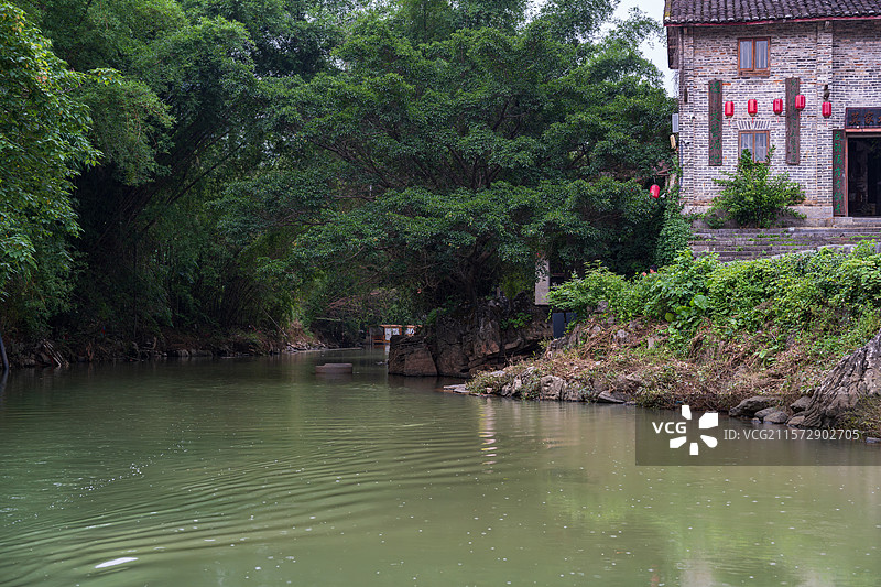 河边古建筑与绿树相映成趣图片素材