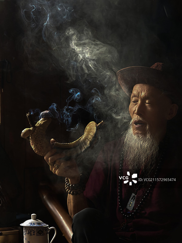 月岁(摄于成都双流观音阁百年老茶馆)和烟斗相伴，时间静默流淌，岁月在指尖间悄然滑过。图片素材