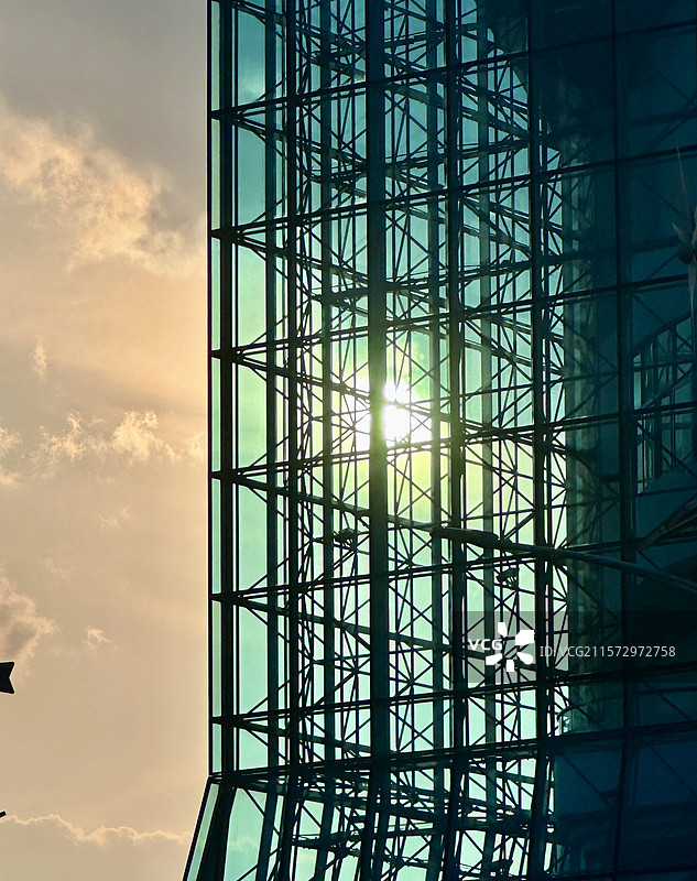 晚霞透过星海音乐厅玻璃幕墙图片素材