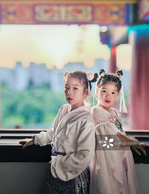 两个小可爱图片素材