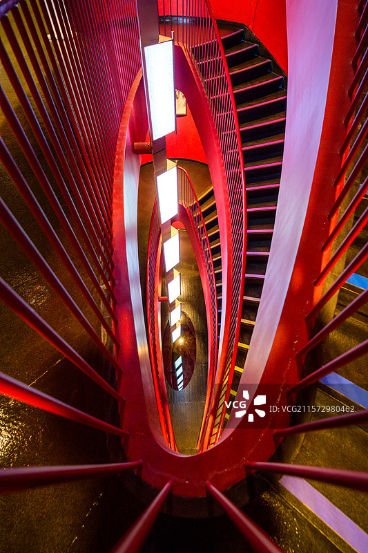 北京中轴线建筑，国家大剧院建筑艺术，室内建筑红色旋转楼梯图片素材