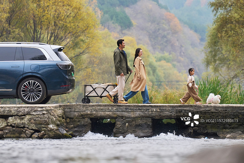 一家三口驾车郊游野餐图片素材