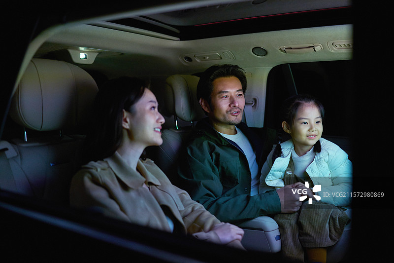 一家三口在汽车里观看电子显示屏图片素材