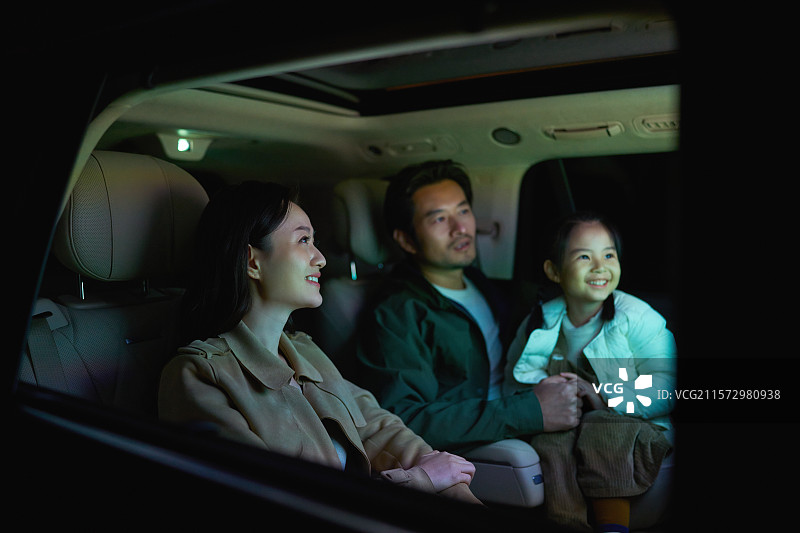 一家三口在汽车里观看电子显示屏图片素材