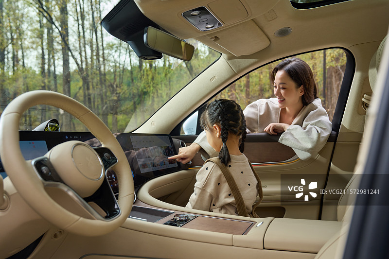 东方母女两人驾车郊游图片素材