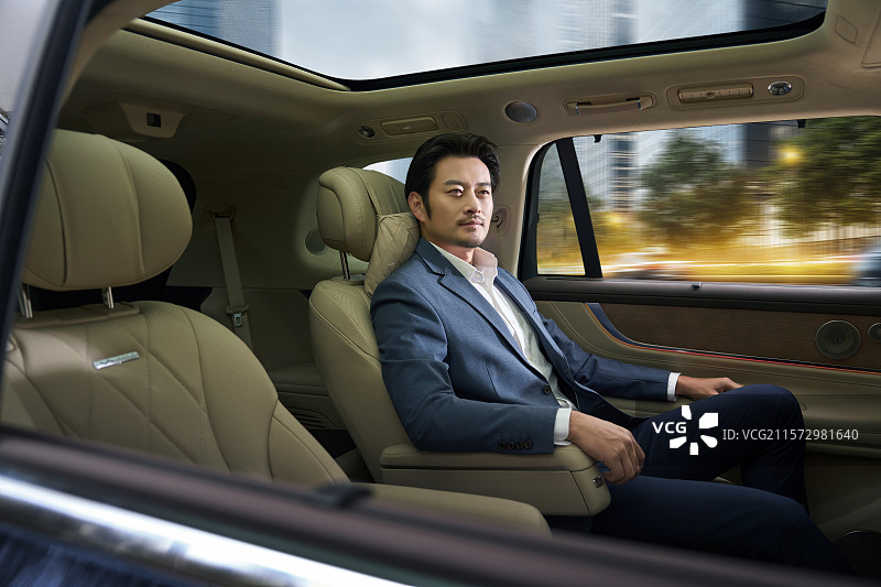 商务男人坐在汽车后座图片素材