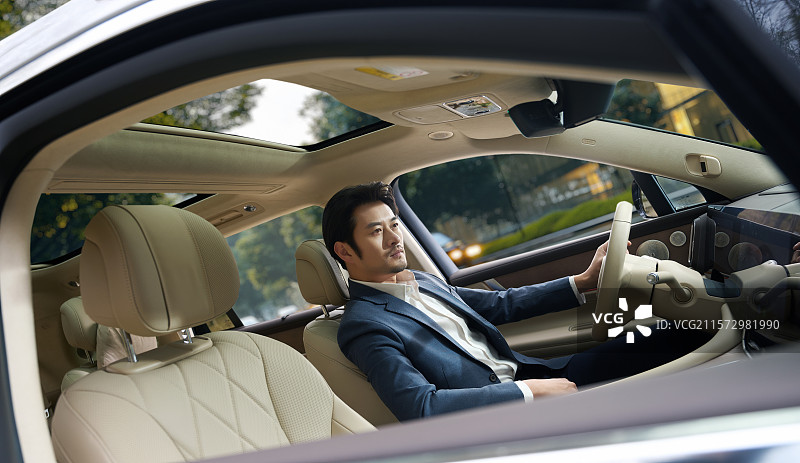驾车的青年男人图片素材