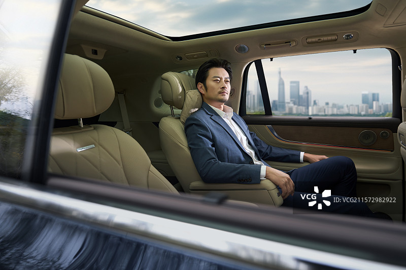 商务男人坐在汽车后座图片素材
