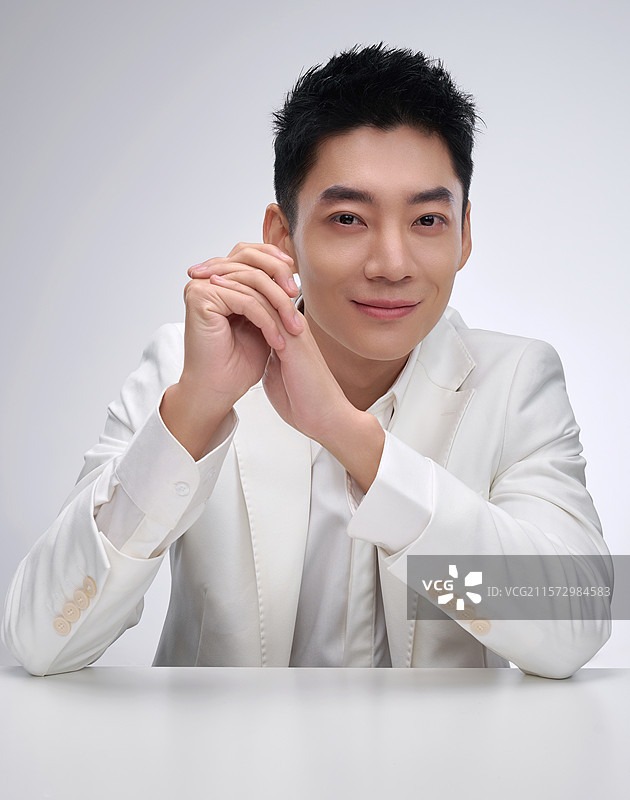 自信的商务青年男人图片素材