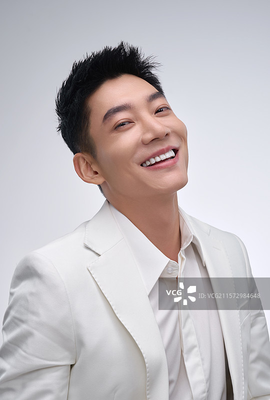 自信的商务青年男人图片素材