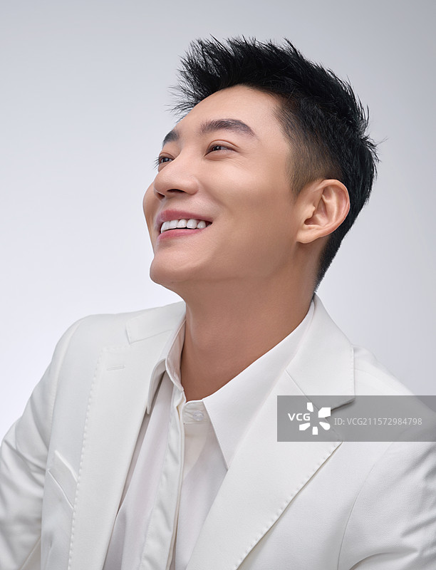 自信的商务青年男人图片素材