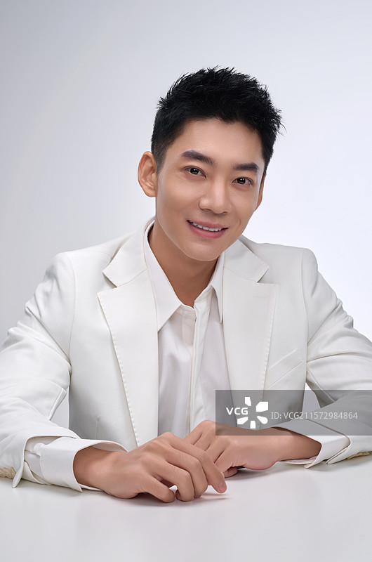 自信的商务青年男人图片素材