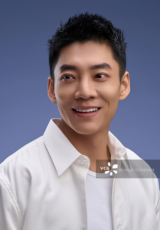 自信的商务青年男人图片素材