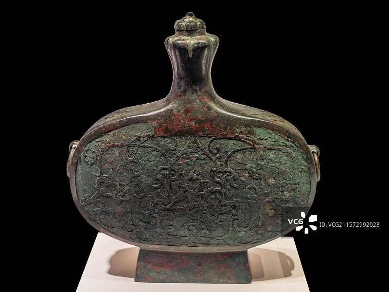 陕西历史博物馆秦汉馆展出战国文物鎏银夔凤纹扁壶图片素材