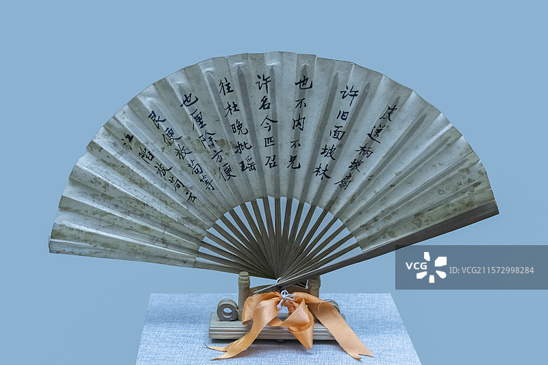 广西民族博物馆“壮族文化展”：山歌画扇（现代，广西；青年男女对唱山歌时赠送的信物）图片素材