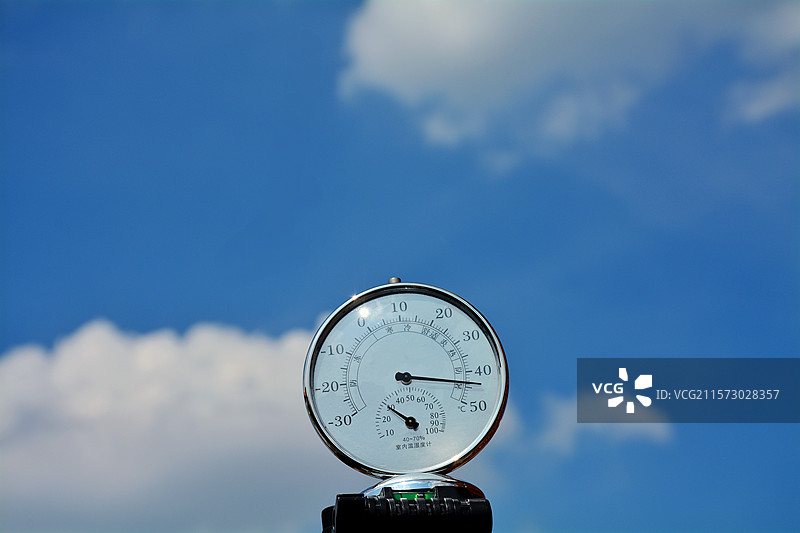 2025年6月9日下午15：07一个温度计在户外实时录得气温44摄氏度天气晴朗蓝天白云图片素材