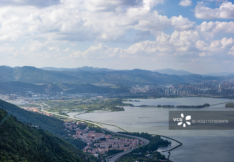 云南 昆明 4A级旅游景区  西山山顶俯瞰昆明市区全景图片素材