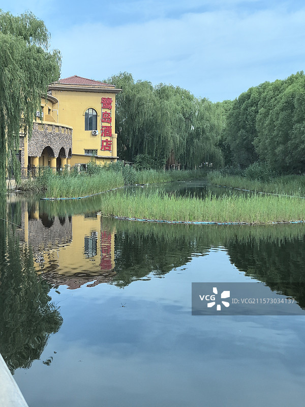 华北明珠鲜气升，荷花香艳鸟飞腾 生态乐园芦苇荡，碧水云天夏凉风 长廊凉亭船纵横，天然画卷游览胜图片素材