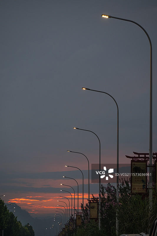 路灯下的晚霞图片素材