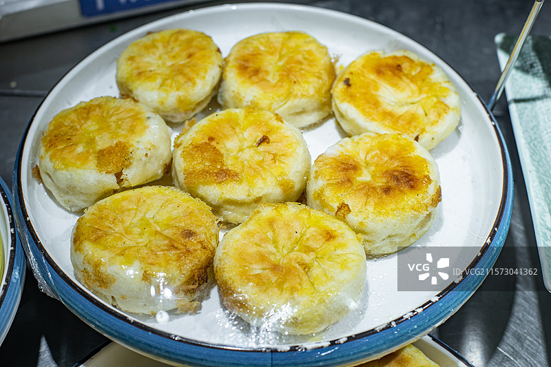 中国餐饮行业饮食产业，传统经典中国食品，一盘子传统大包子门钉肉饼，室内无人图像图片素材
