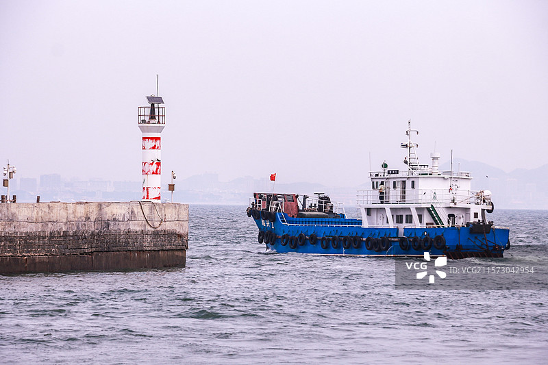 葫芦岛市觉华岛海岸上靠岸的邮轮图片素材