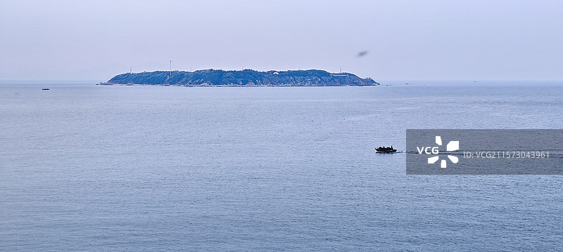 葫芦岛市觉华岛海中航行的游船图片素材
