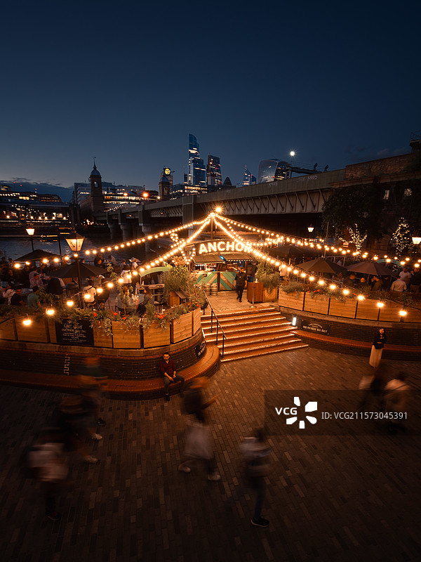 蓝调时刻伦敦泰晤士河边的"船锚"小酒吧图片素材