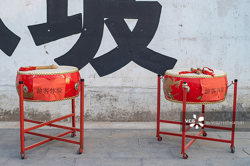 中国国内著名景点拍摄主题，游客体验的一个传统打击乐器京韵大鼓法器，户外白昼无人图像摄影图片素材