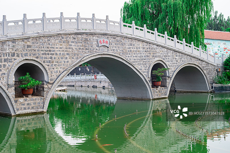 中国国内著名景点拍摄主题，山东泰安王林坡网红村风景区清泉湾的古老的石桥，户外白昼无人图像摄影图片素材