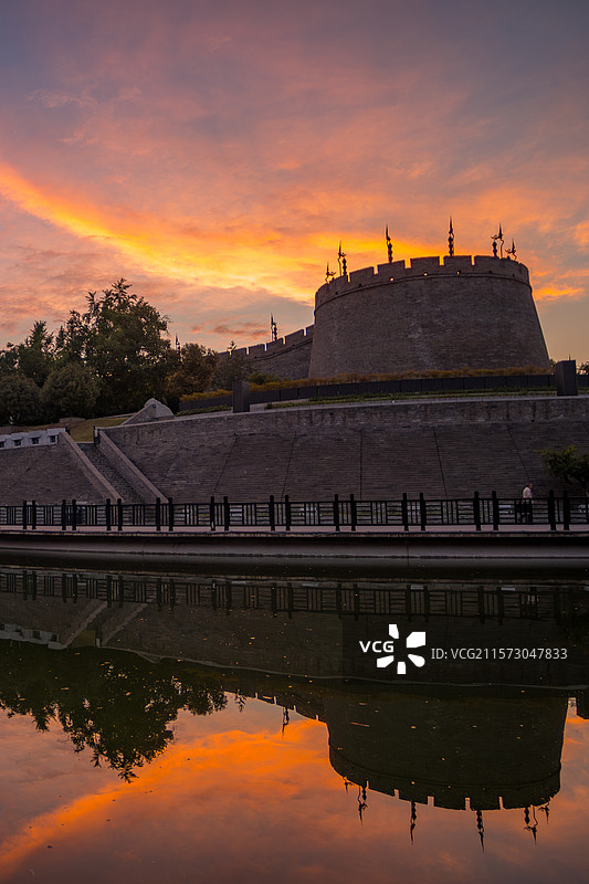 20250606城墙西南角楼朝霞图片素材