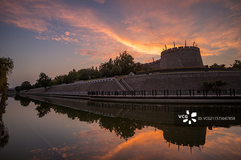 20250606城墙西南角楼朝霞图片素材