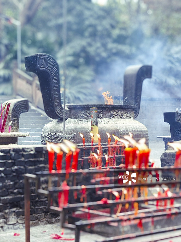 四川寺庙供奉蜡烛香炉图片素材