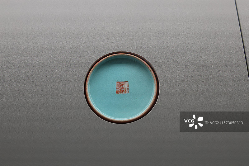 上海博物馆东馆中国古代文明陶瓷瓷器工艺瓷盘瓷壶底部落款铭文特写图片素材